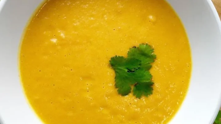 Шар лууван ба наргилын сүүтэй зутан шөл