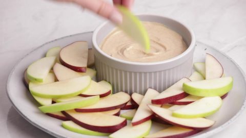 Газрын самрын цөцгийтэй нухаш, бүйлсний сүүтэй жимсний дүрлэг