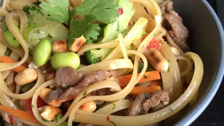 Үхрийн мах, цух, шошийн соёотой гоймонгийн холиг